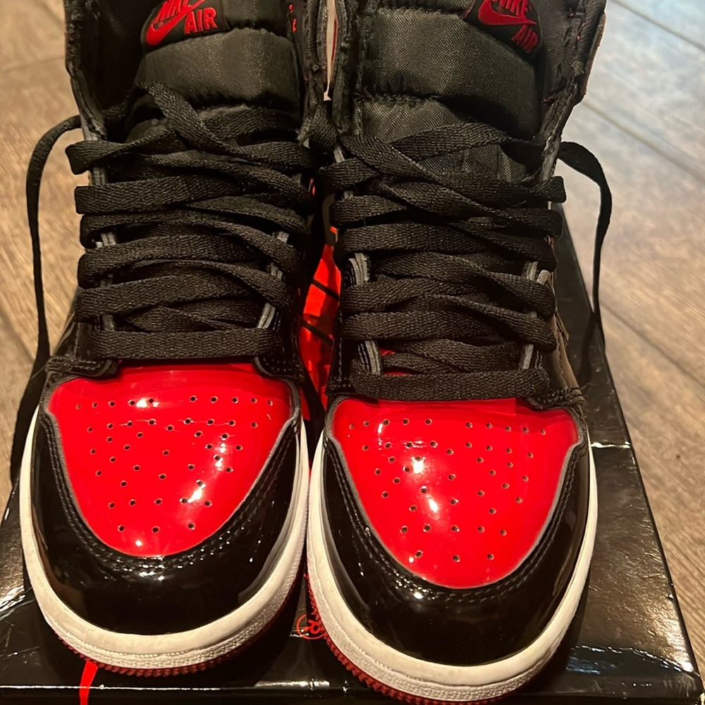 Air jordan retro paten leather read and black size 5